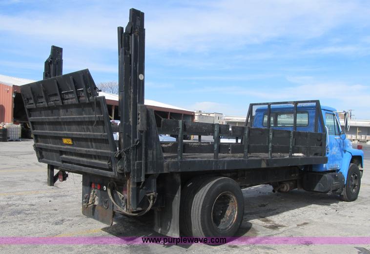 image for item F8961 1984 International 1724 flatbed truck
