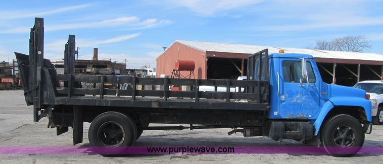 image for item F8961 1984 International 1724 flatbed truck