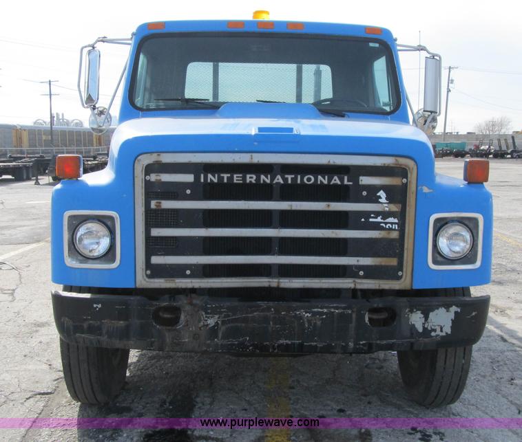 image for item F8961 1984 International 1724 flatbed truck