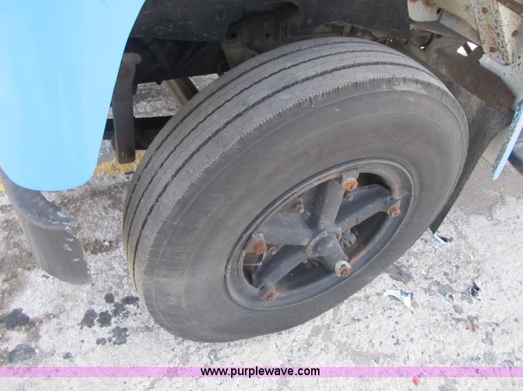 image for item F8961 1984 International 1724 flatbed truck