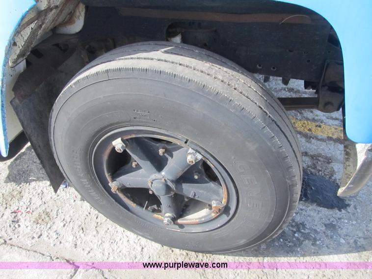 image for item F8961 1984 International 1724 flatbed truck