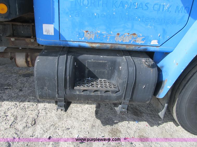 image for item F8961 1984 International 1724 flatbed truck