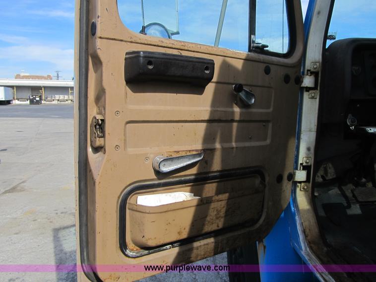 image for item F8961 1984 International 1724 flatbed truck