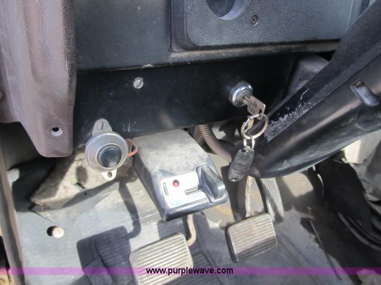 image for item F8961 1984 International 1724 flatbed truck