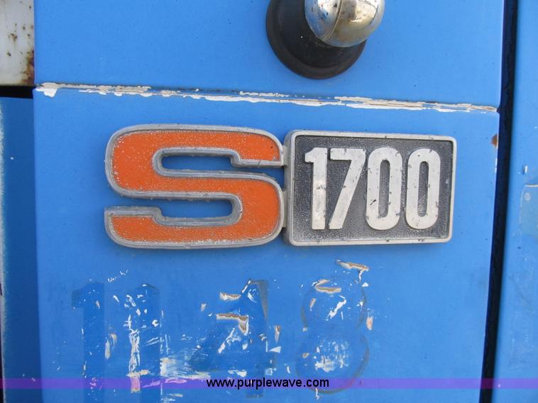 image for item F8961 1984 International 1724 flatbed truck