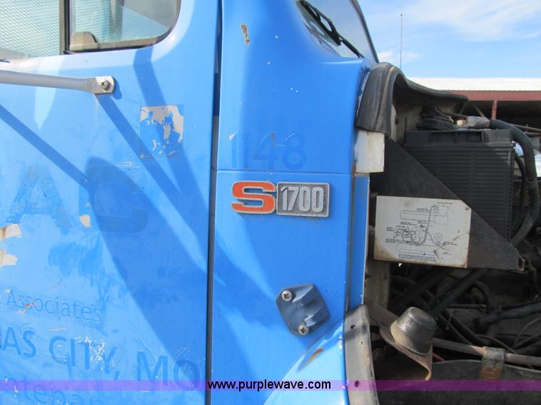 image for item F8961 1984 International 1724 flatbed truck