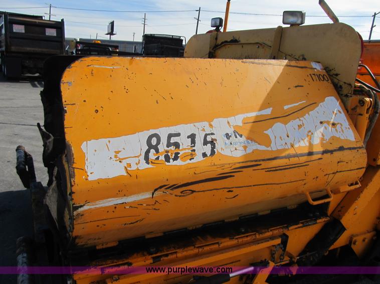 image for item F8965 2006 LeeBoy L-8515-T paver