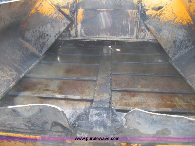 image for item F8965 2006 LeeBoy L-8515-T paver