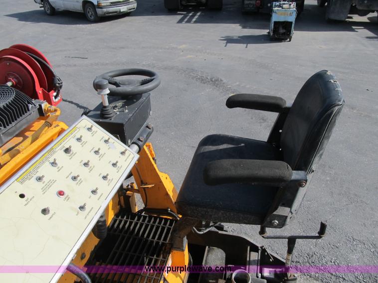 image for item F8965 2006 LeeBoy L-8515-T paver