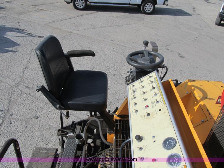 image for item F8965 2006 LeeBoy L-8515-T paver