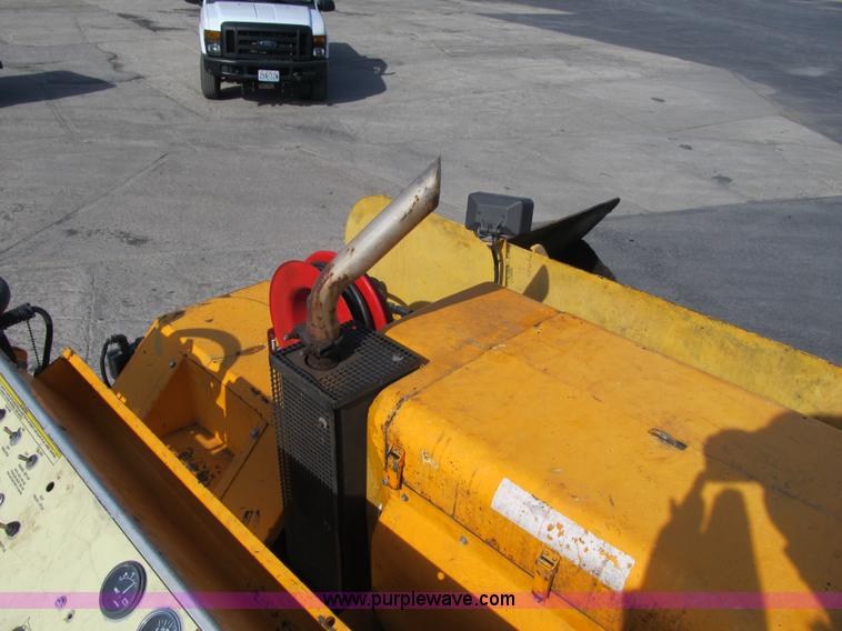 image for item F8965 2006 LeeBoy L-8515-T paver
