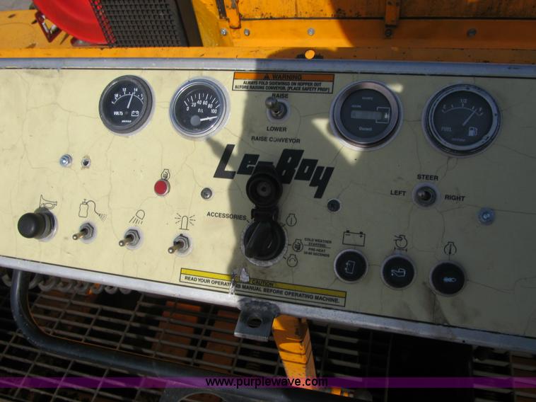 image for item F8965 2006 LeeBoy L-8515-T paver