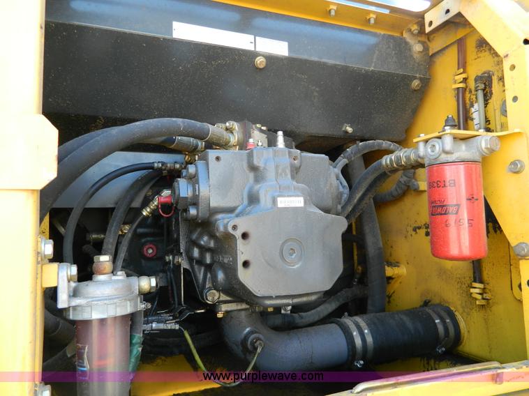 image for item H2273 2003 Komatsu PC200LC-7 excavator