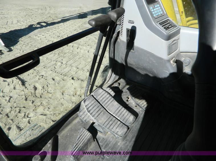 image for item H2273 2003 Komatsu PC200LC-7 excavator