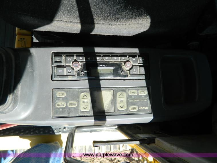 image for item H2273 2003 Komatsu PC200LC-7 excavator