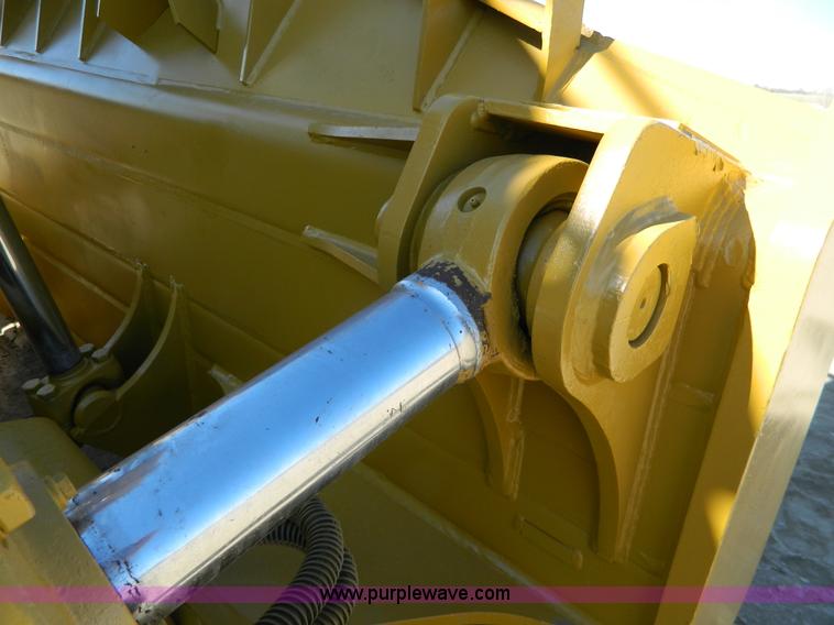 image for item H2275 1998 Caterpillar D8R dozer