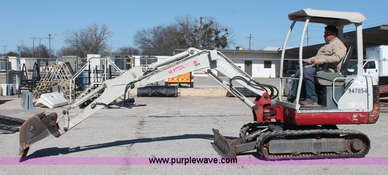 image for item H5936 2007 Takeuchi TB125 compact excavator