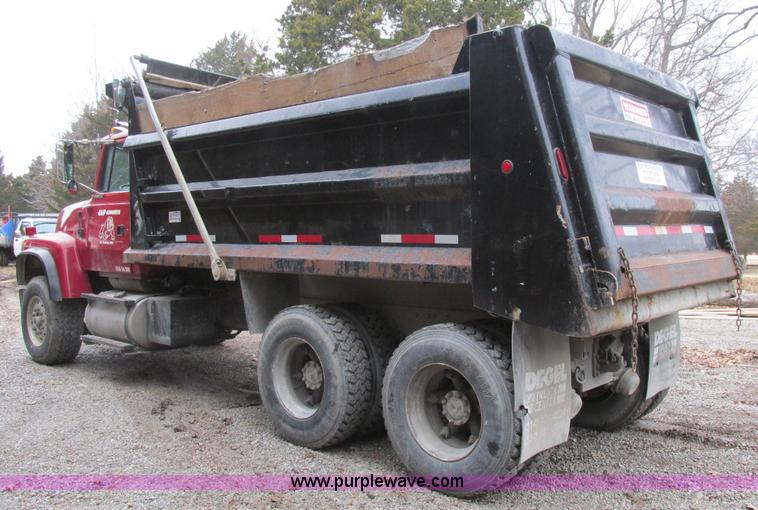 image for item H7599 1997 Ford L8000 dump truck