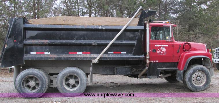 image for item H7599 1997 Ford L8000 dump truck