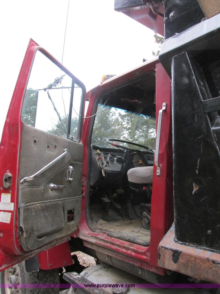 image for item H7599 1997 Ford L8000 dump truck