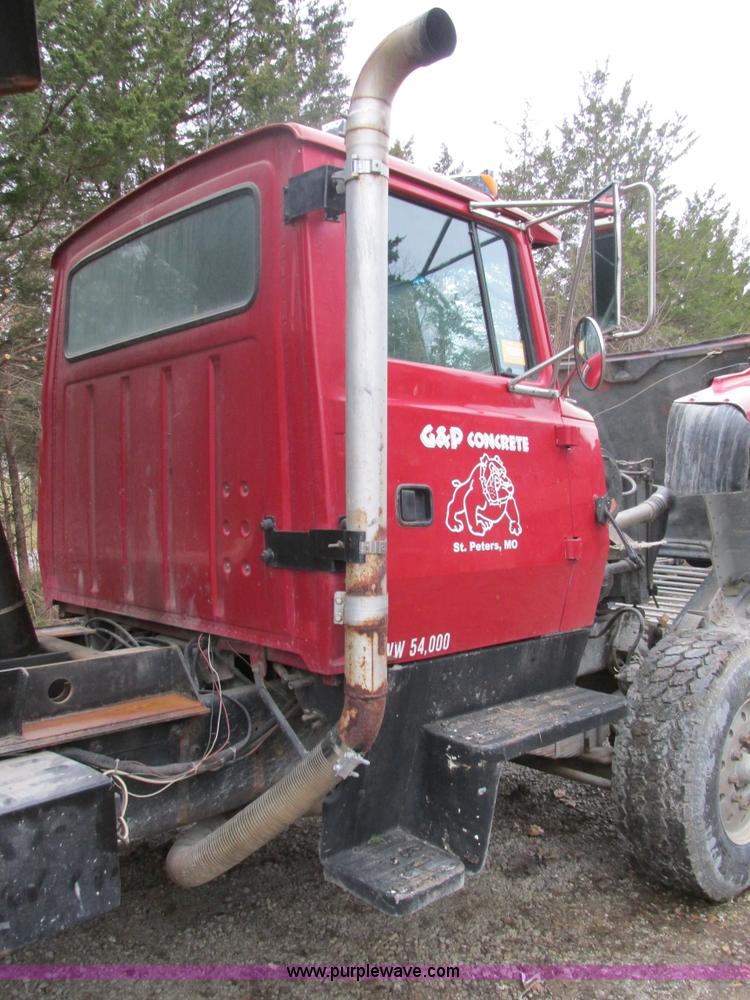 image for item H7599 1997 Ford L8000 dump truck