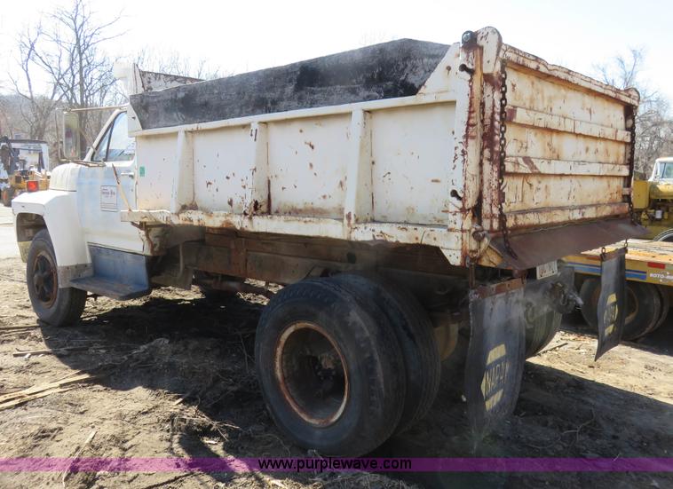 image for item I2266 1980 Ford F800 dump truck