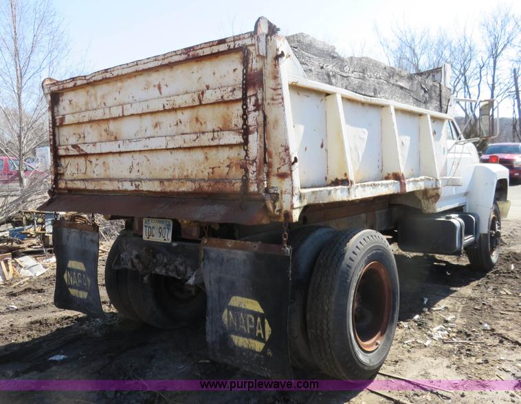 image for item I2266 1980 Ford F800 dump truck