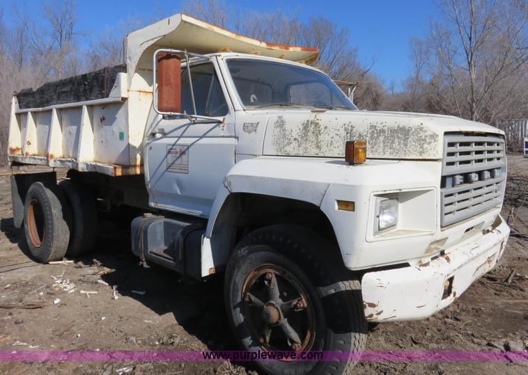 image for item I2266 1980 Ford F800 dump truck