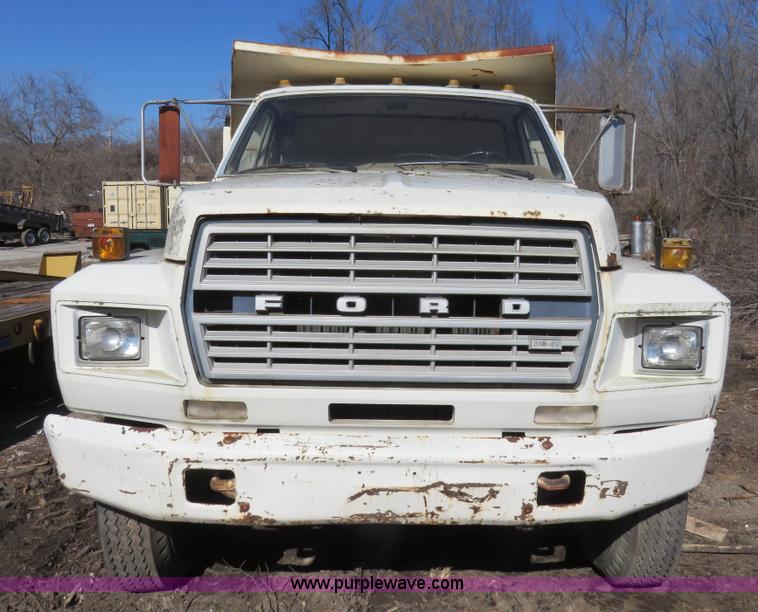 image for item I2266 1980 Ford F800 dump truck