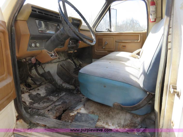 image for item I2266 1980 Ford F800 dump truck