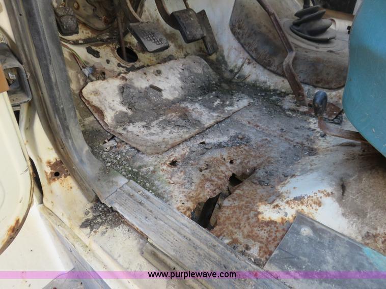 image for item I2266 1980 Ford F800 dump truck