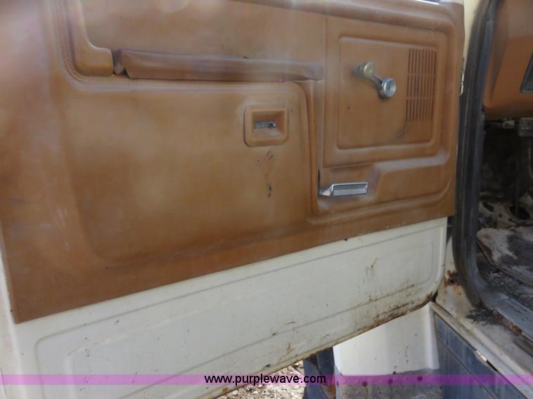 image for item I2266 1980 Ford F800 dump truck