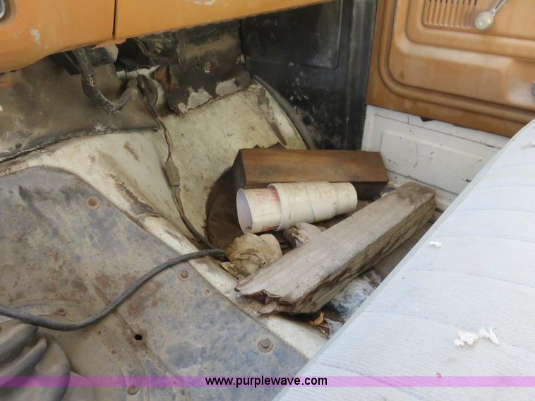 image for item I2266 1980 Ford F800 dump truck