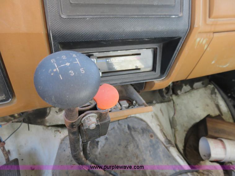 image for item I2266 1980 Ford F800 dump truck