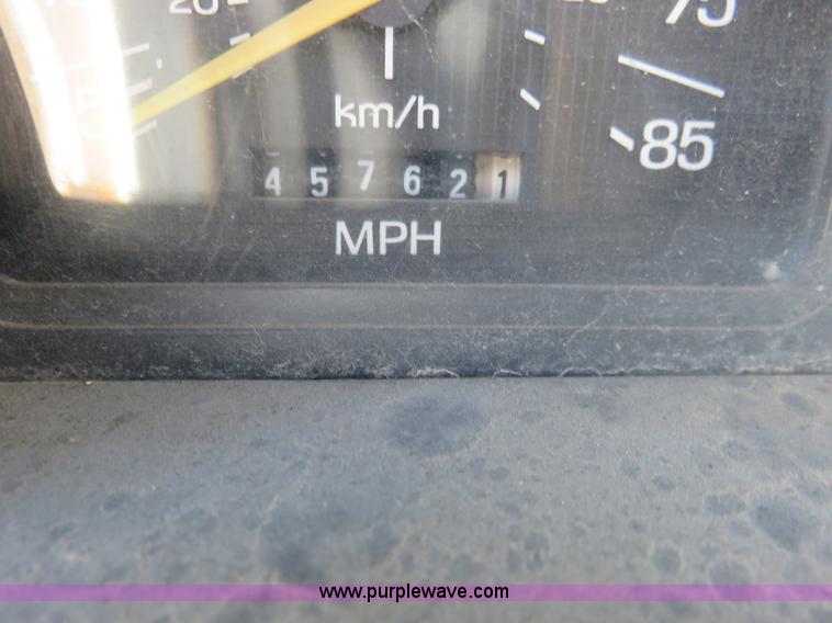 image for item I2266 1980 Ford F800 dump truck