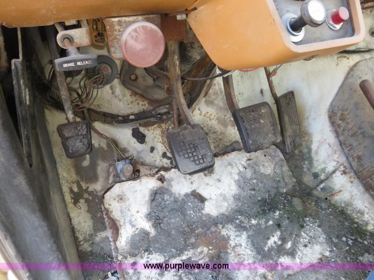 image for item I2266 1980 Ford F800 dump truck