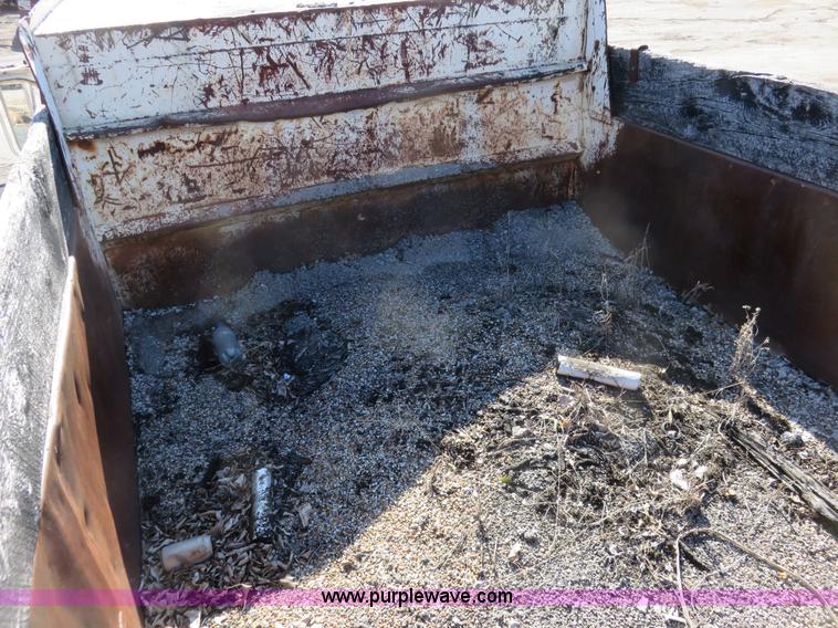 image for item I2266 1980 Ford F800 dump truck