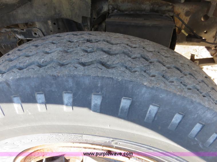 image for item I2266 1980 Ford F800 dump truck