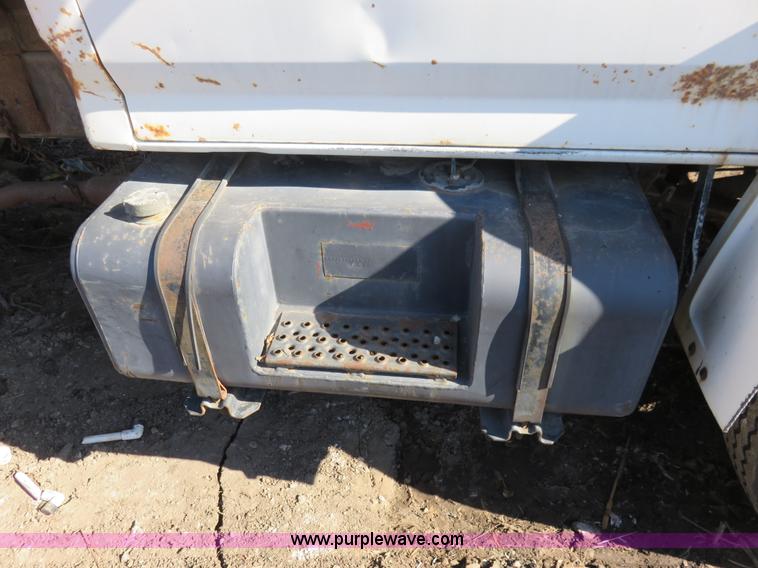 image for item I2266 1980 Ford F800 dump truck