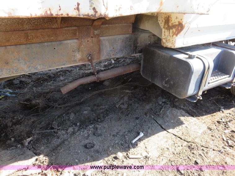 image for item I2266 1980 Ford F800 dump truck