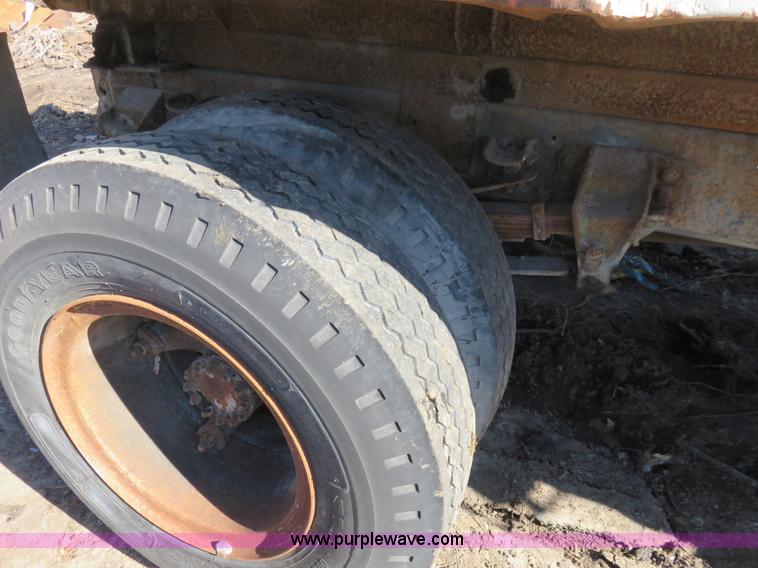 image for item I2266 1980 Ford F800 dump truck