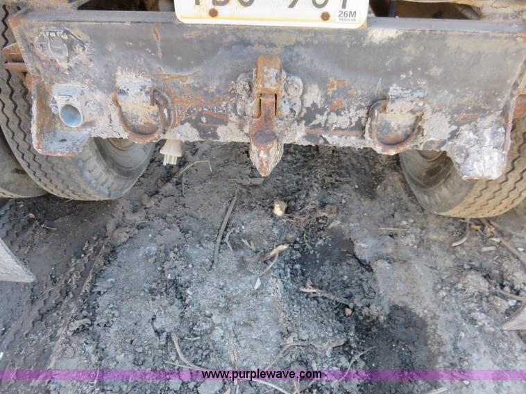 image for item I2266 1980 Ford F800 dump truck