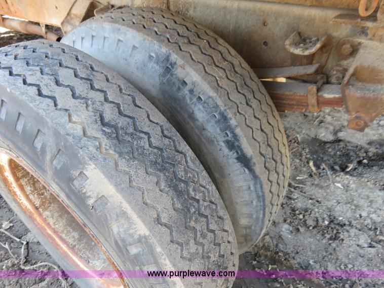 image for item I2266 1980 Ford F800 dump truck