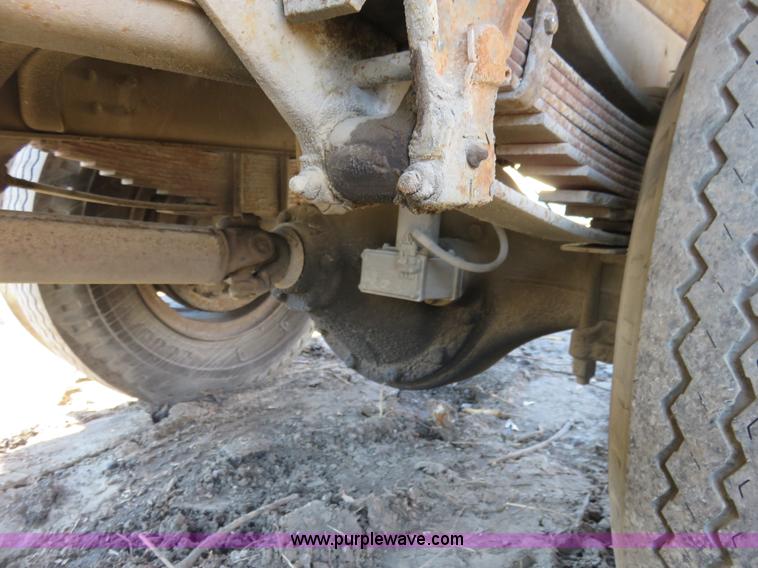 image for item I2266 1980 Ford F800 dump truck