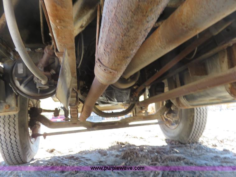 image for item I2266 1980 Ford F800 dump truck