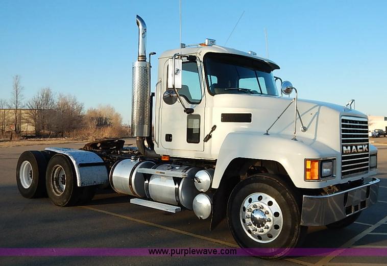 image for item I5117 2005 Mack CH613 semi truck