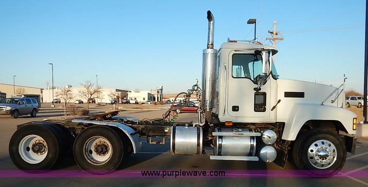 image for item I5117 2005 Mack CH613 semi truck