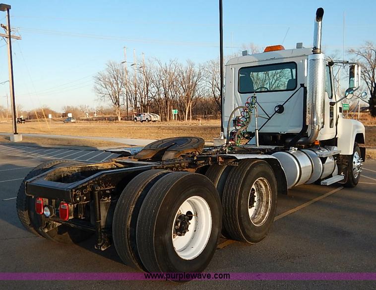 image for item I5117 2005 Mack CH613 semi truck