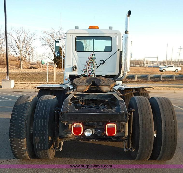 image for item I5117 2005 Mack CH613 semi truck