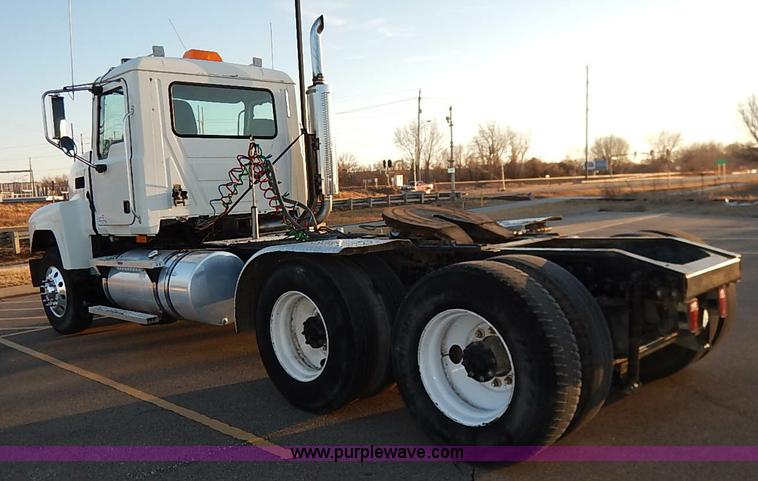image for item I5117 2005 Mack CH613 semi truck